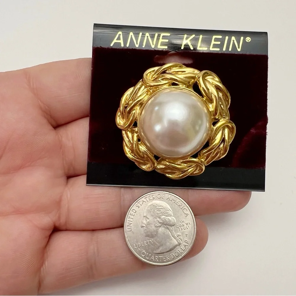 Vintage Anne Klein Signed Faux Pearl Cabochon Goldtone Knot Round Brooch Pin